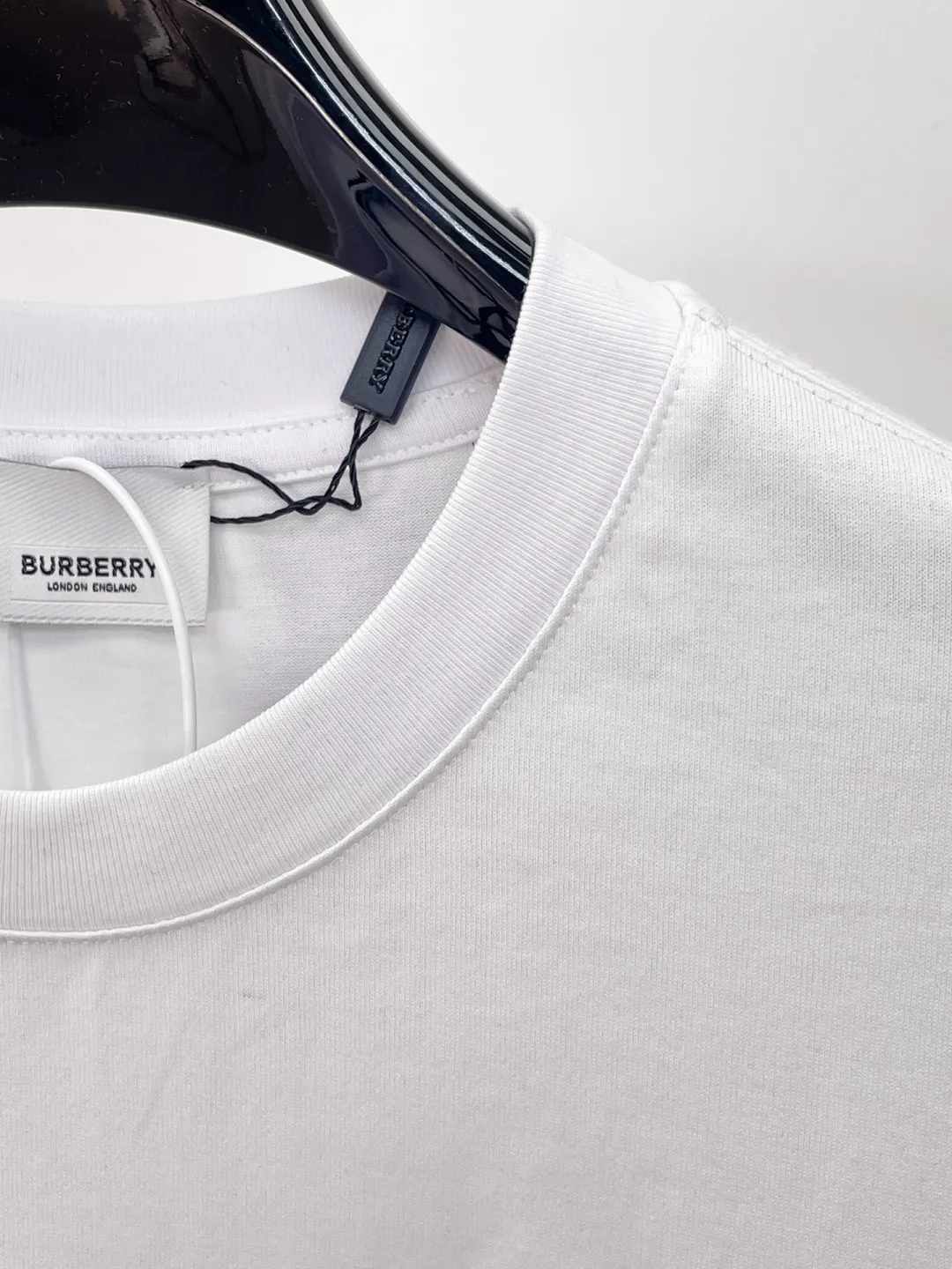 BURBERRY New Arrival short-sleeved T-shirt, complete with three labels, original fabric, original customized accessories, official Same Style, using 230 grams of special slippery double-ply fabric, customized same-tank dyed fabric, very comfortable and smooth to the touch, very wide and stylish, produced by a first-line brand factory, imported Behringer embroidery machine, embroidery is full and textured, imported Kangli direct-injection machine, printing is clear and textured The collar ribs are made of imported yarn and will not deform after long-term wear. The most New Arrival style for spring and summer. Fashionable and personalized. Super Versatile and good-looking. Very suitable for both men and women. A must-have for everyone. Size: S-XXL